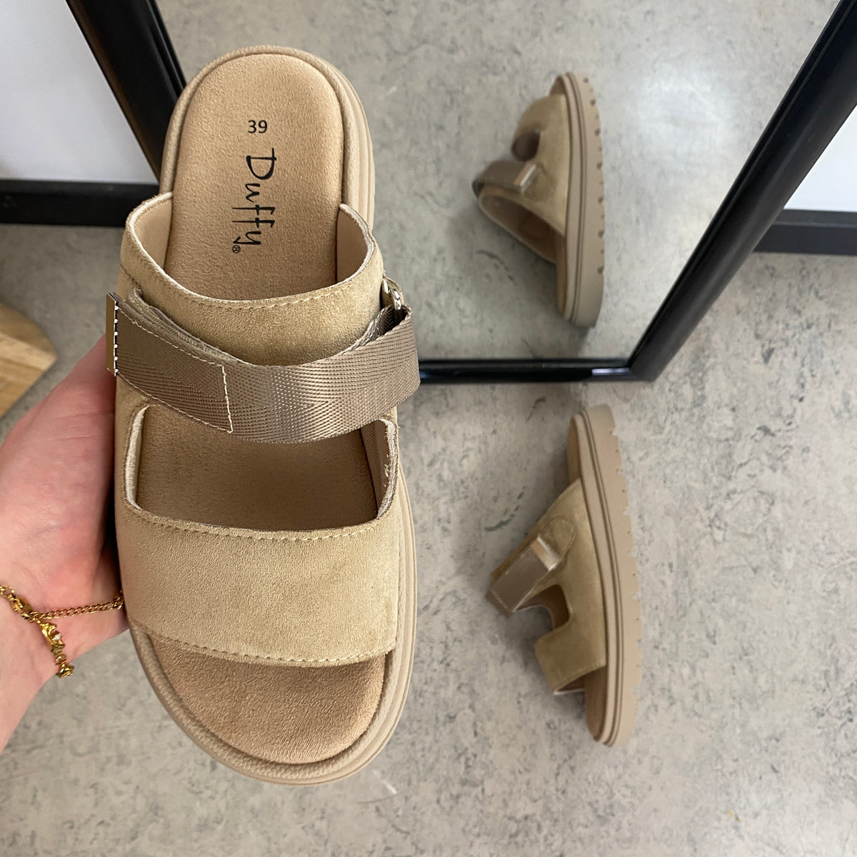 Beige sandal med justerbar rem & blød komfort