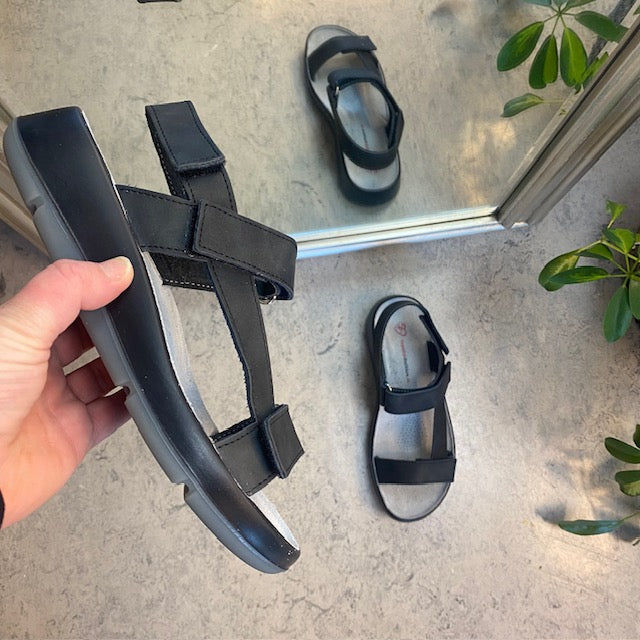 Sort skindsandal med tre justerbare remme og svangstøtte