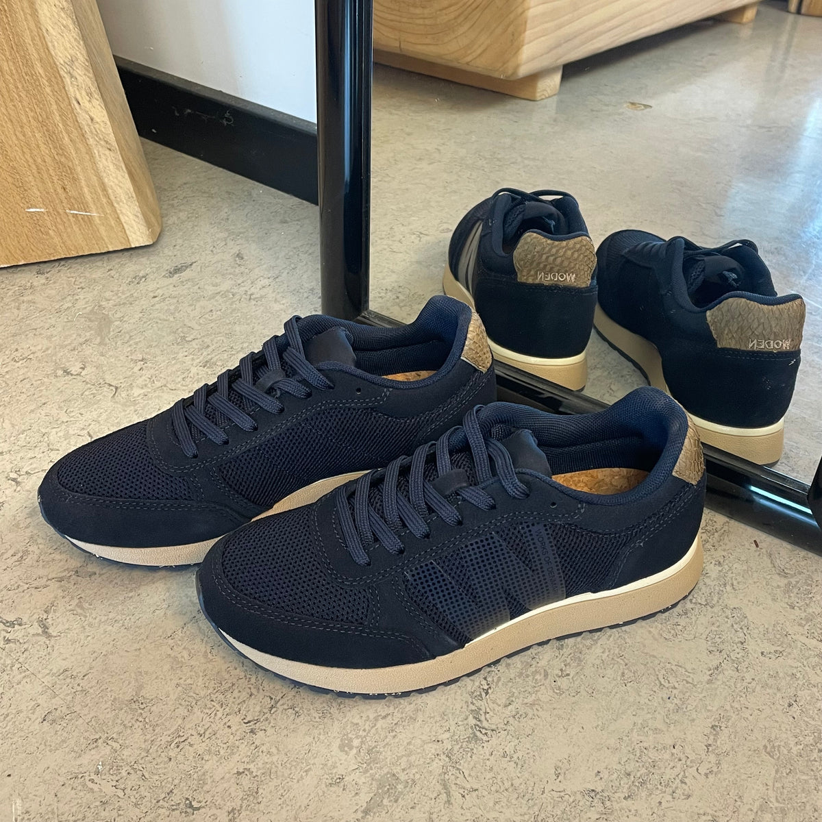 Woden Ydun Icon II – navy sneaker med sporty komfort