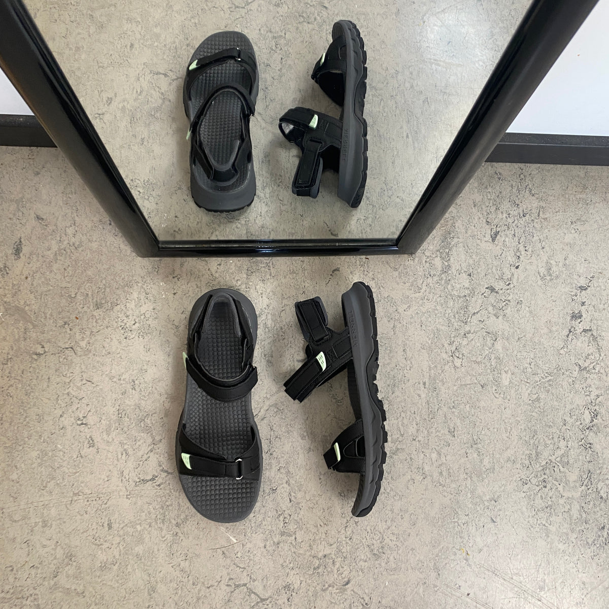 Sort Merrell sandal med stødabsorberende komfort til aktiv hverdag