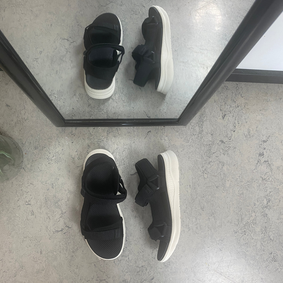 Sort komfortabel sandal med justerbare remme & let stødabsorbering