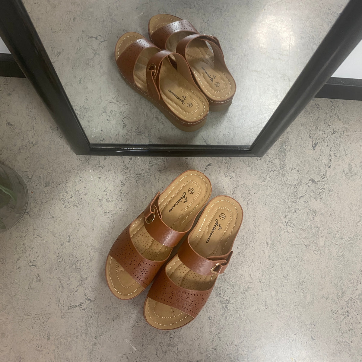 Brun slip on sandal med velcrorem – varm nuance & feminin silhuet