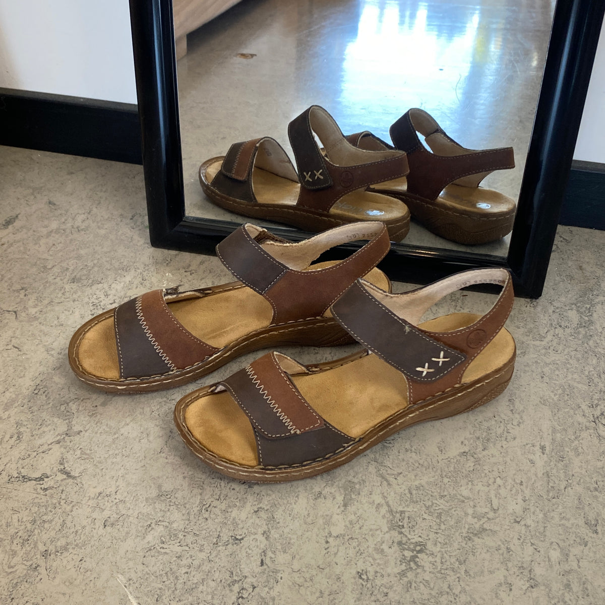 Rieker damesandal brun – klassisk komfort med justerbar pasform