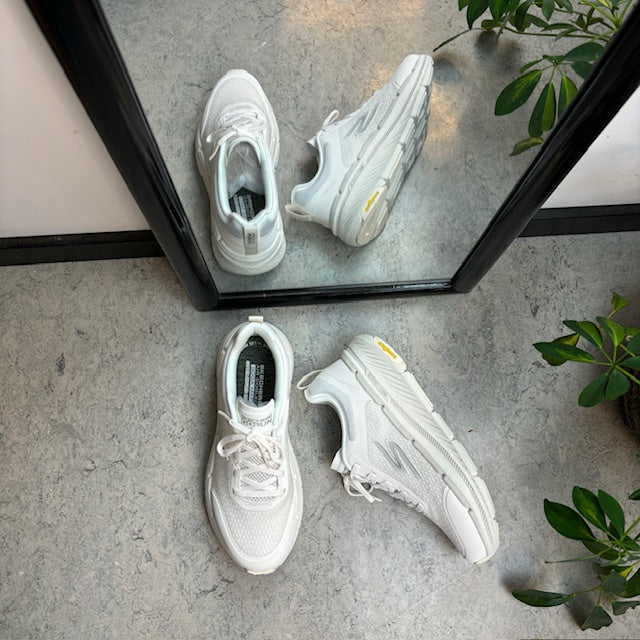 Åndbar hvid MaxCushioning sko fra Skechers