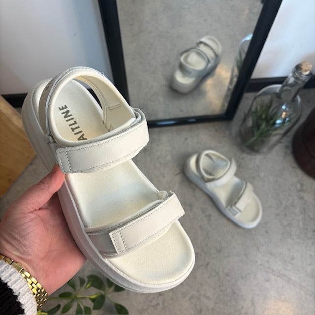 Gaitline sandal – hvid med hvid bund & SGL Technology™