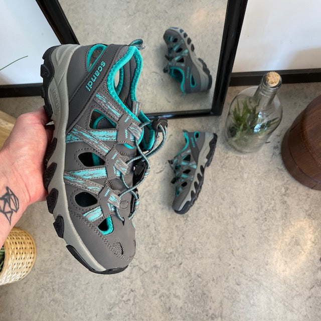 Lukket trekkingsandal – Komfort, støtte og ventilation i ét design