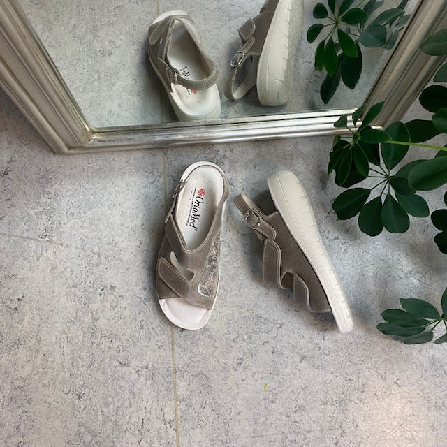 Bred ortopædisk sandal i beige med velcro og ekstra plads til knyster