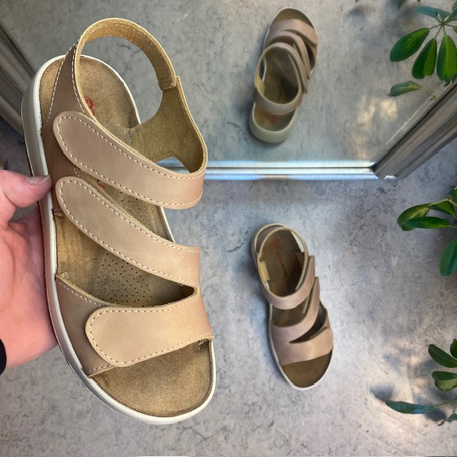 Elegant beige skindsandal med justerbare remme