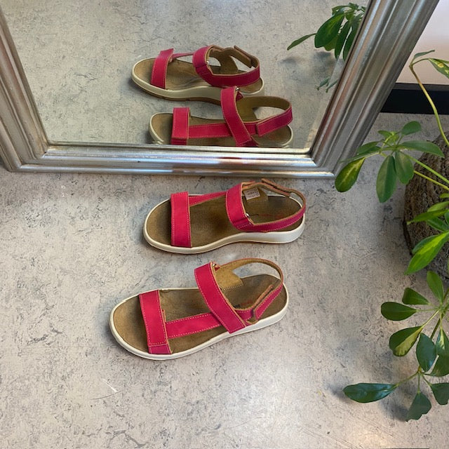Pink skindsandal med tre justerbare remme og svangstøtte