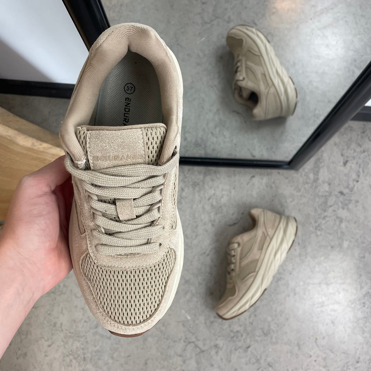 Endurance komfortsko til dame – let beige sneaker