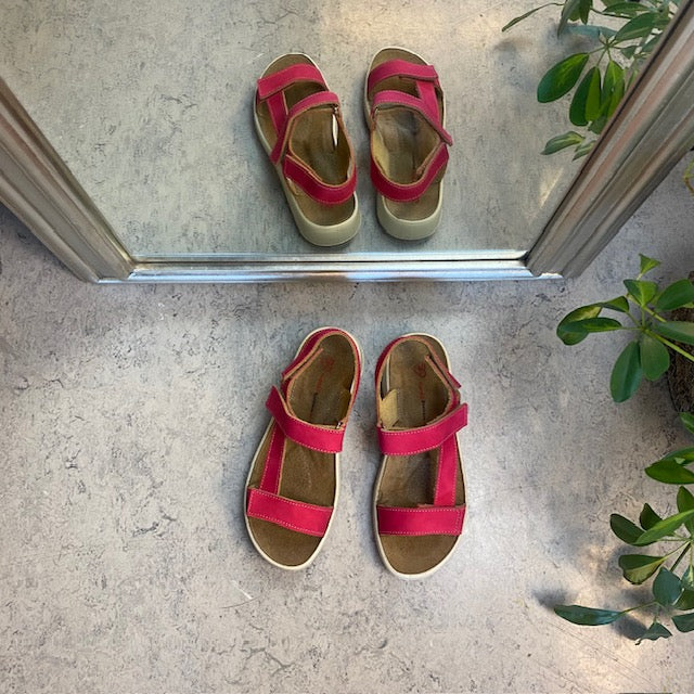 Pink skindsandal med tre justerbare remme og svangstøtte