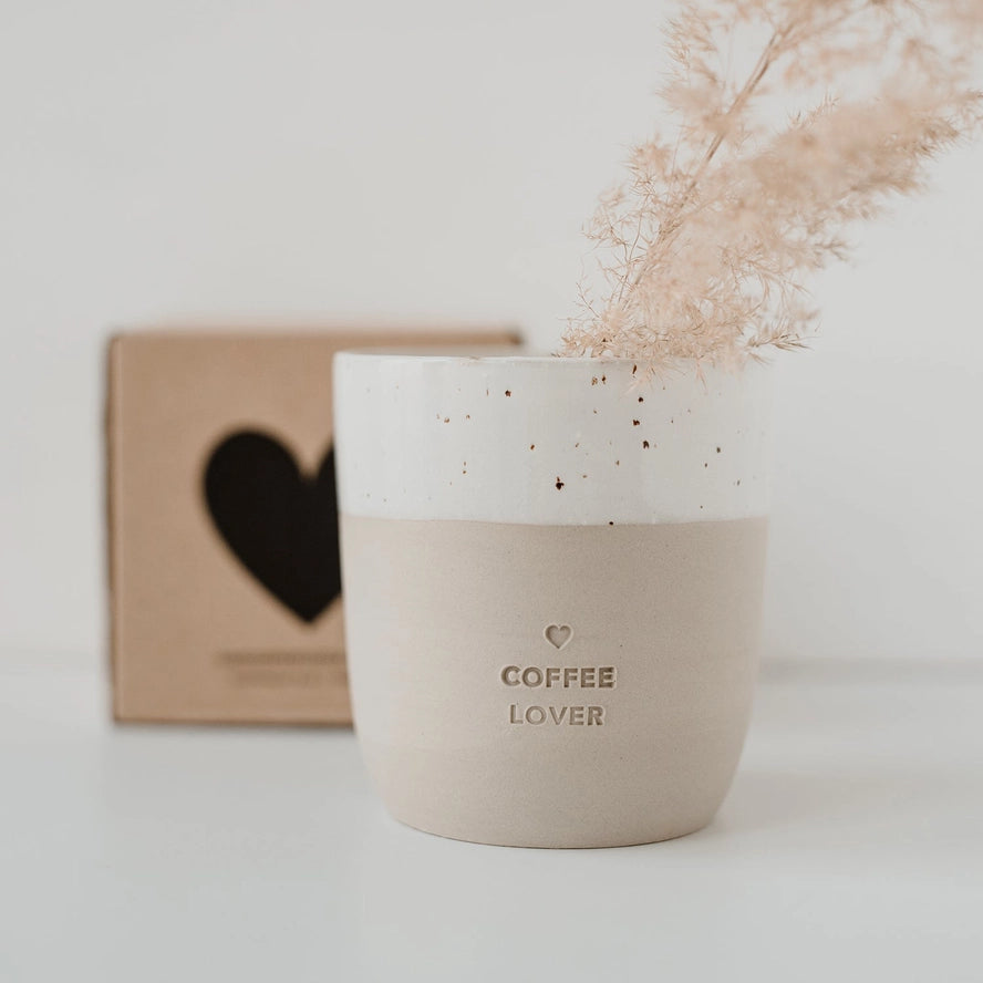 Håndlavet keramikkrus uden hank med teksten Coffee Lover fra Eulenschnitt