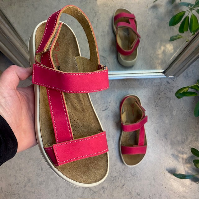 Pink skindsandal med tre justerbare remme og svangstøtte