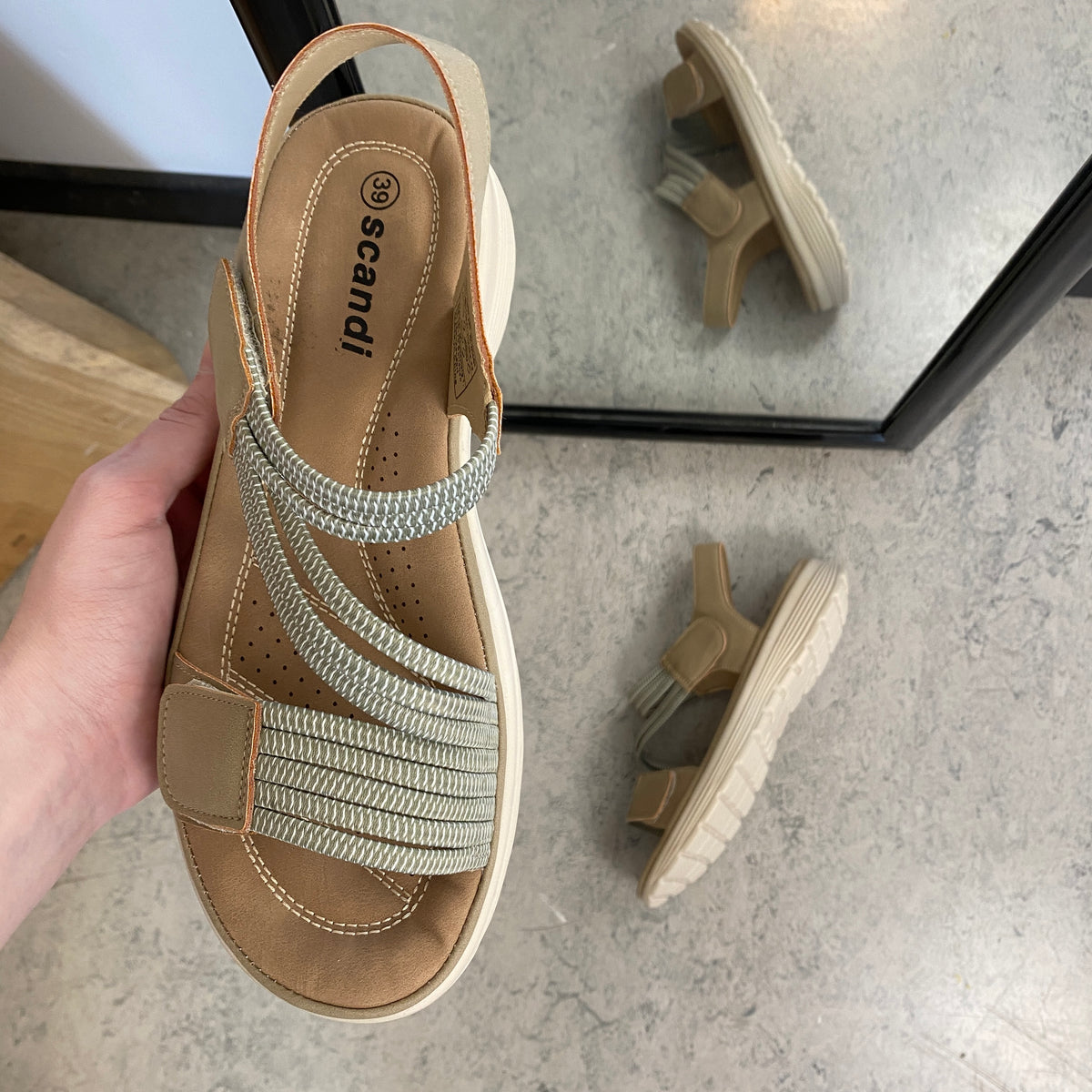 Grøn komfort sandal med elastiske remme – let & støttende