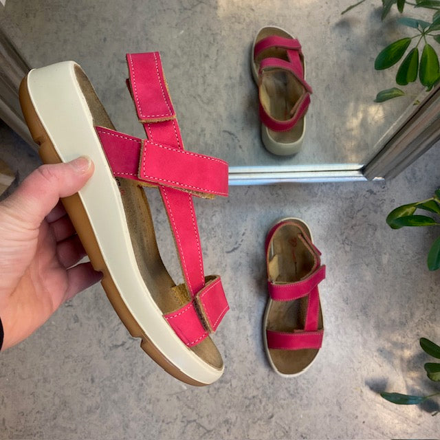 Pink skindsandal med tre justerbare remme og svangstøtte
