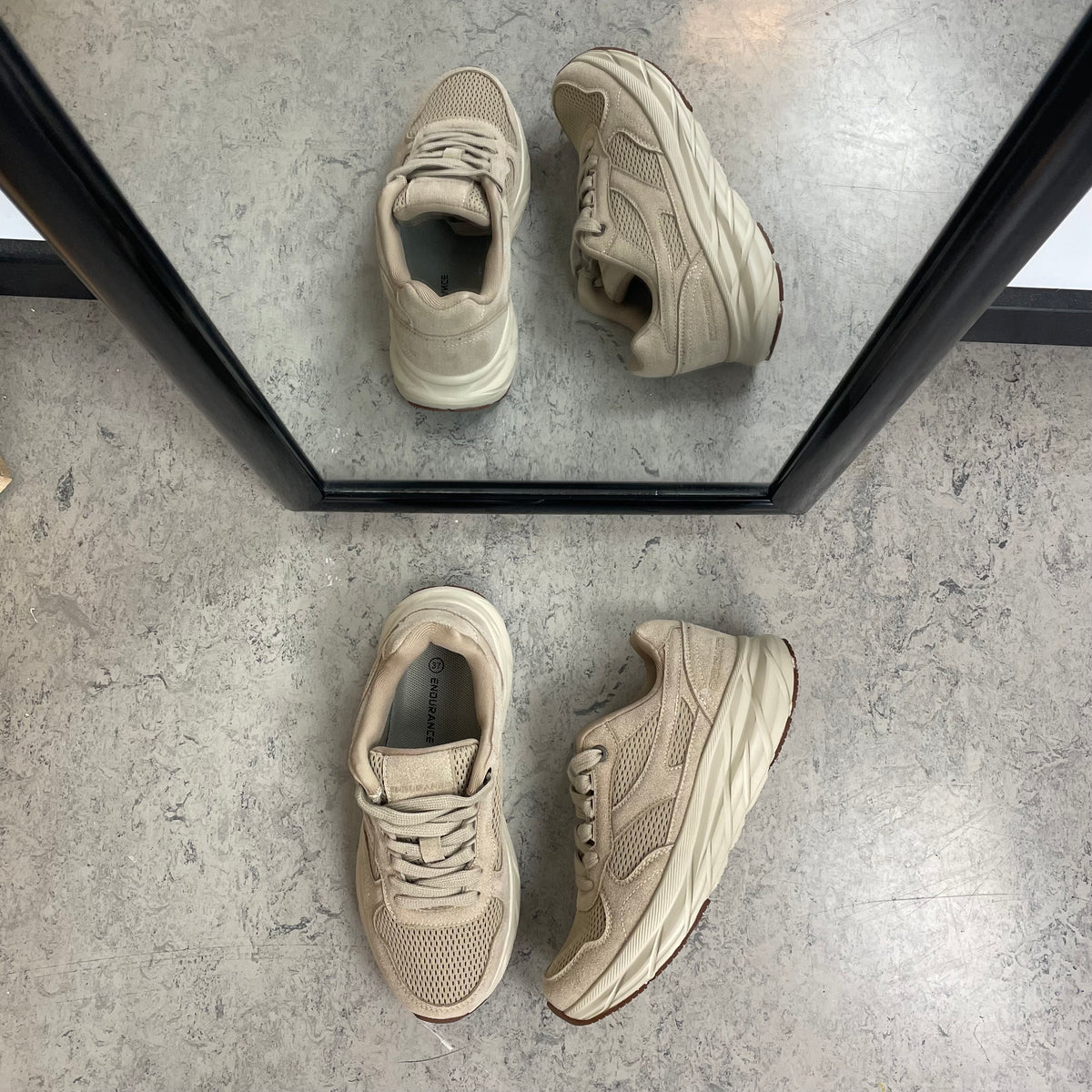 Endurance komfortsko til dame – let beige sneaker