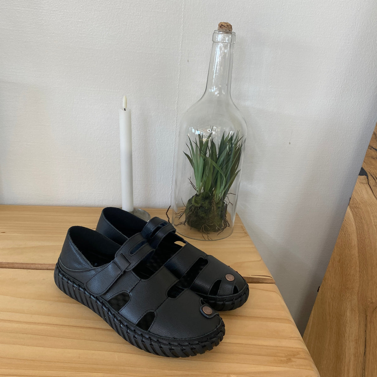 Sort komfort sandal med lukket tå & fleksibel sål