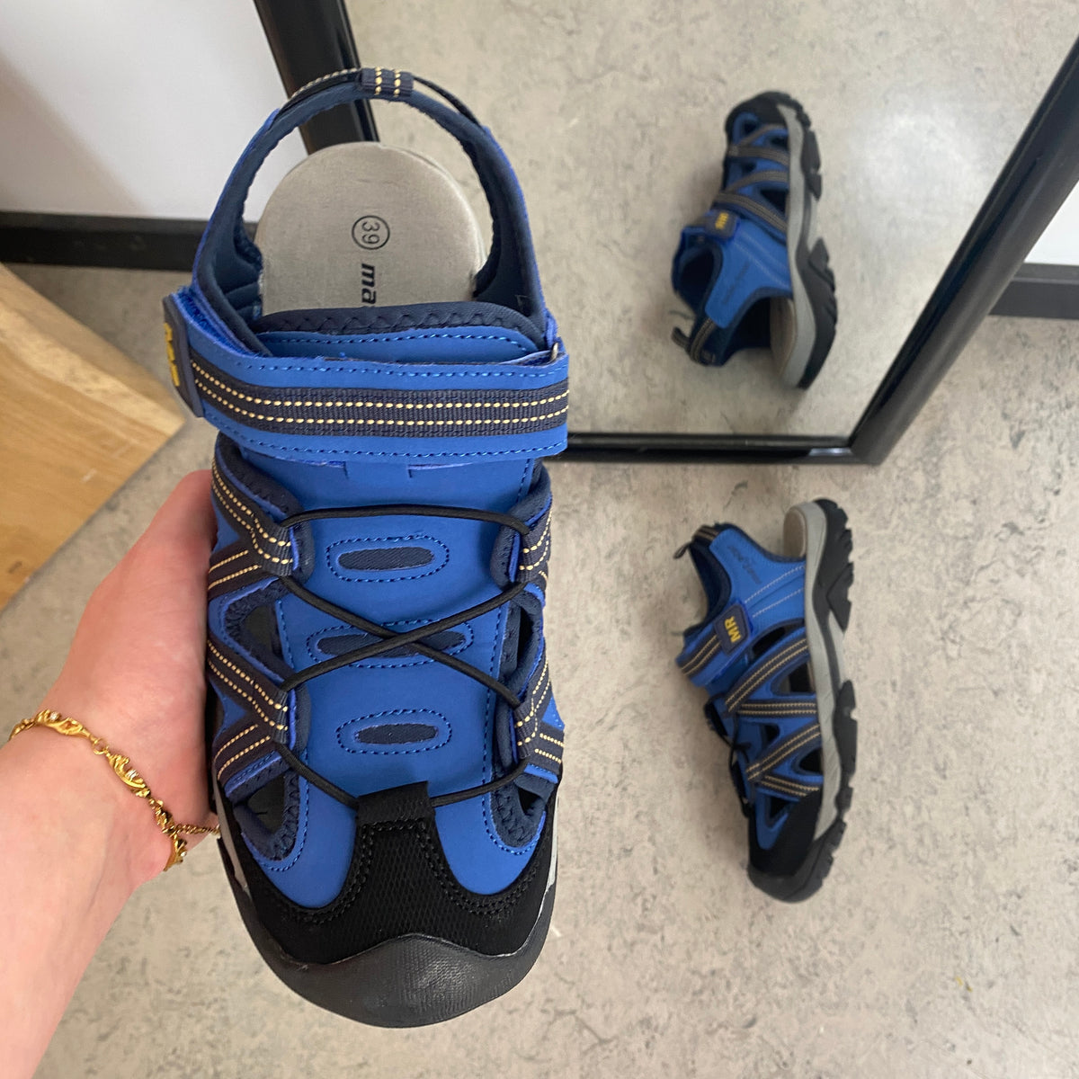 Robust vandresandal i blå med god støtte