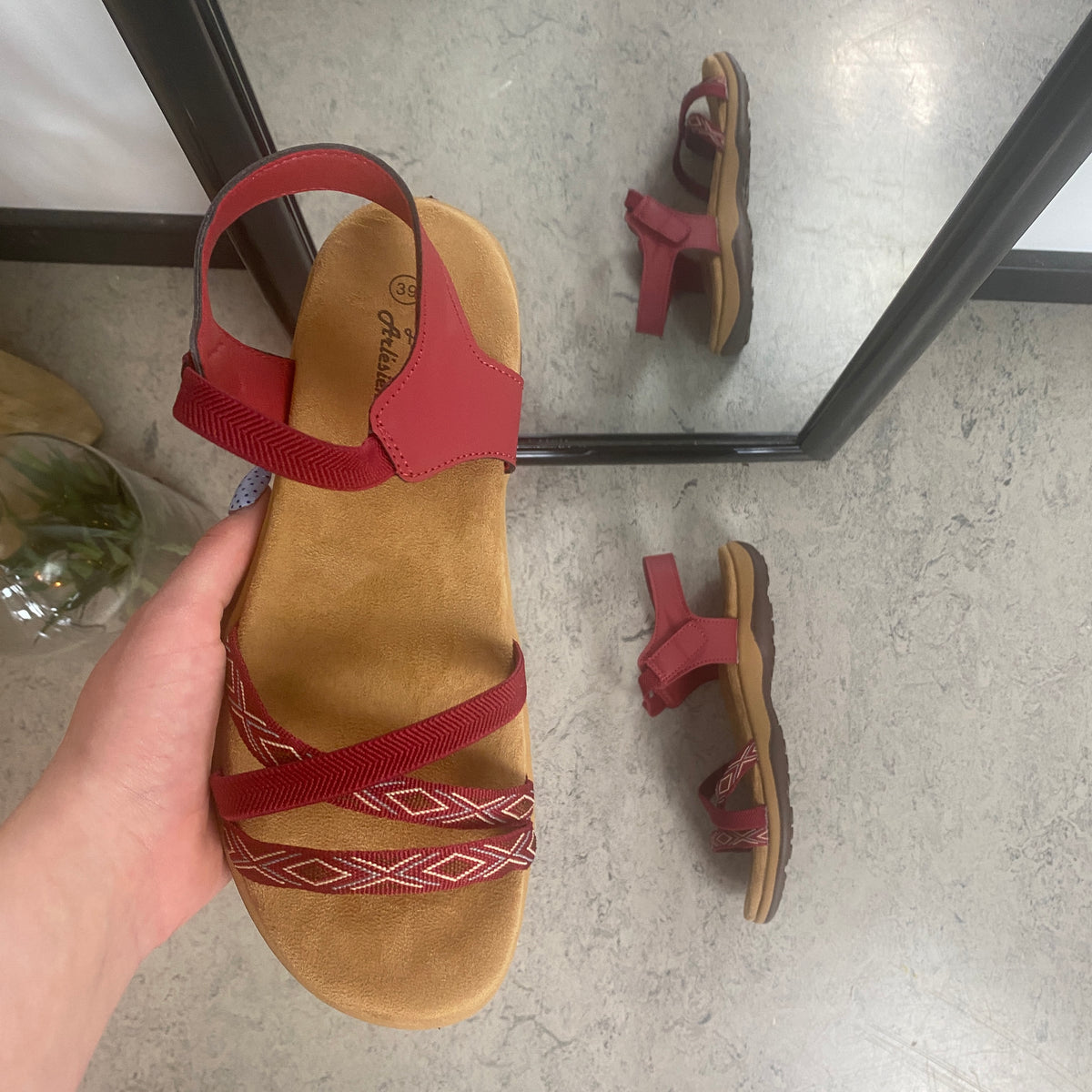Rød sandal med elastikremme & velcro – feminin & fleksibel