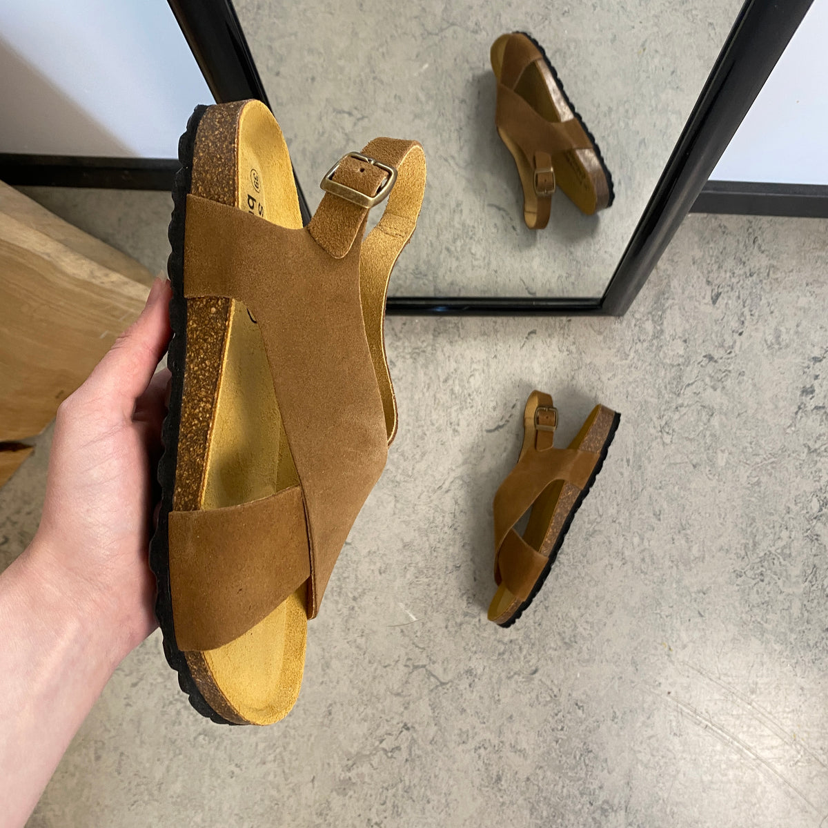 Serraje Roble – brun sandal med krydsremme & bagrem