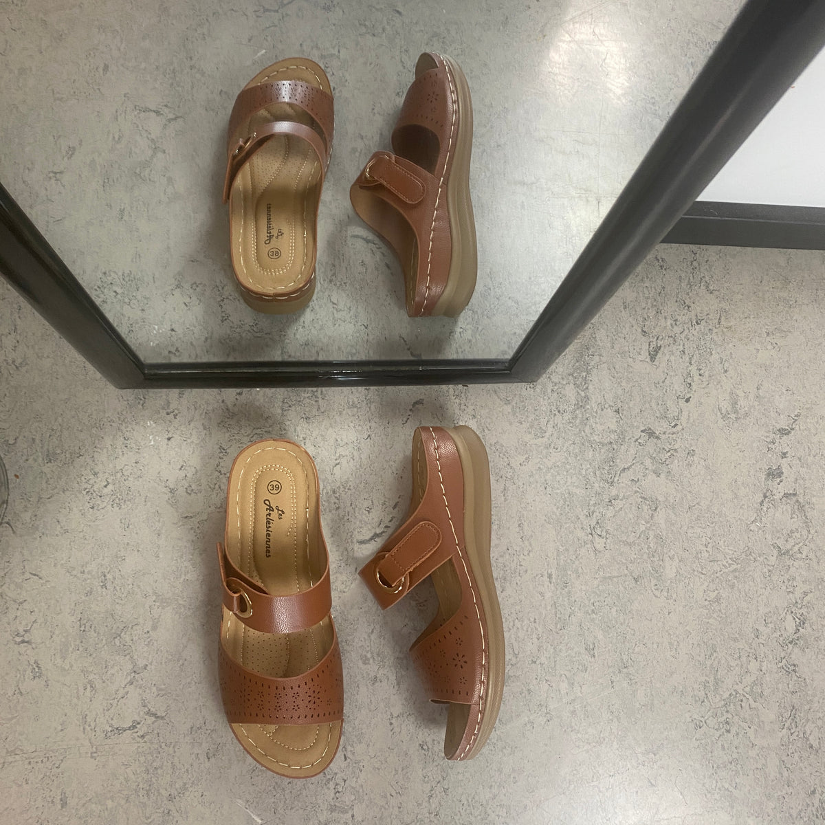 Brun slip on sandal med velcrorem – varm nuance & feminin silhuet