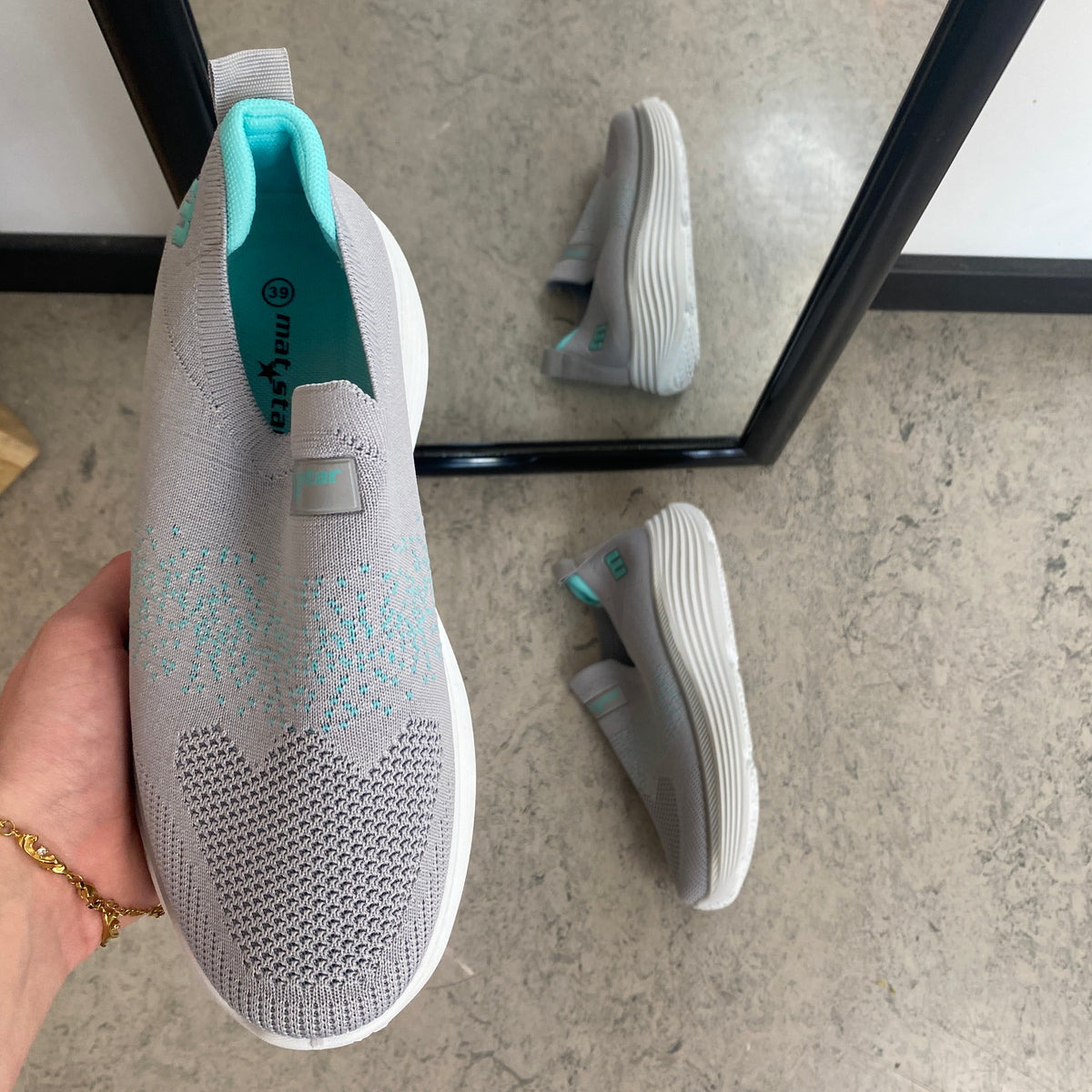 Grå slip-on komfort sneaker med stødabsorbering & åndbart strik
