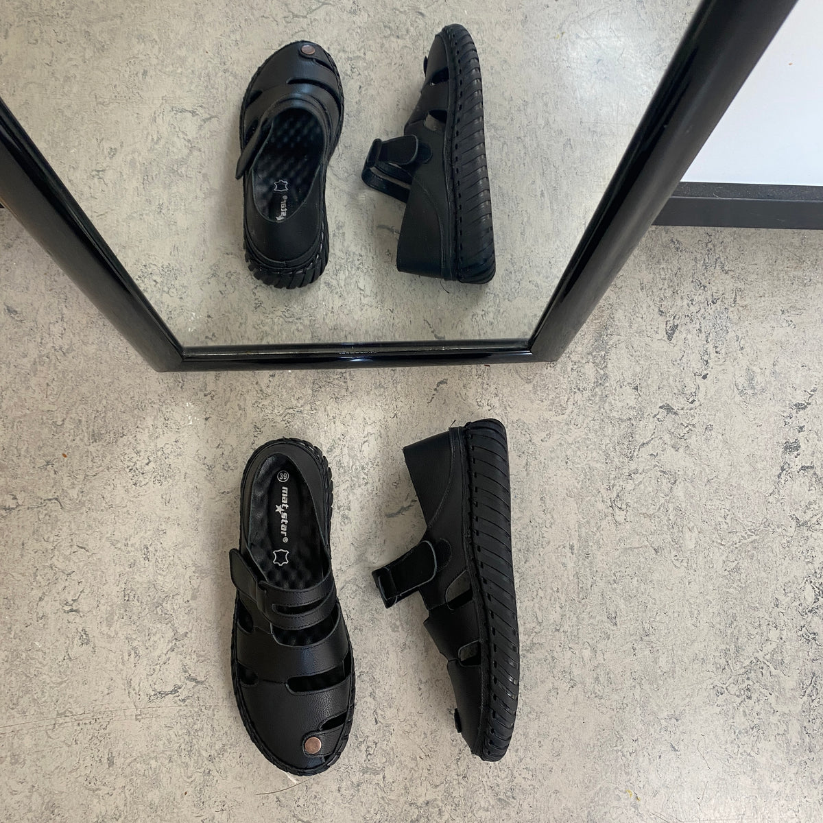 Sort komfort sandal med lukket tå & fleksibel sål
