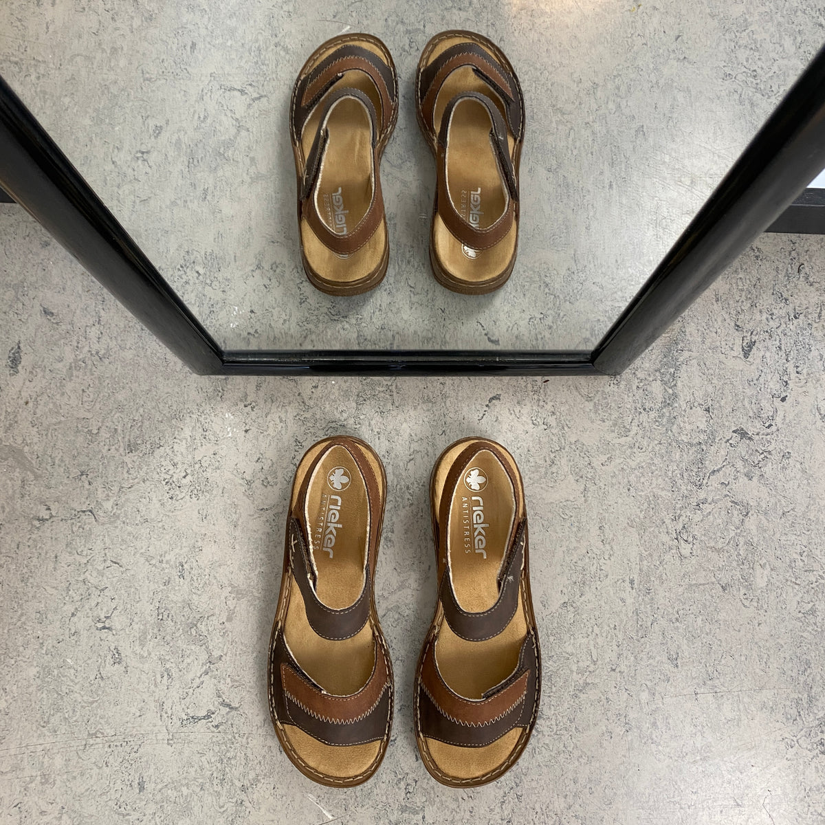 Rieker damesandal brun – klassisk komfort med justerbar pasform