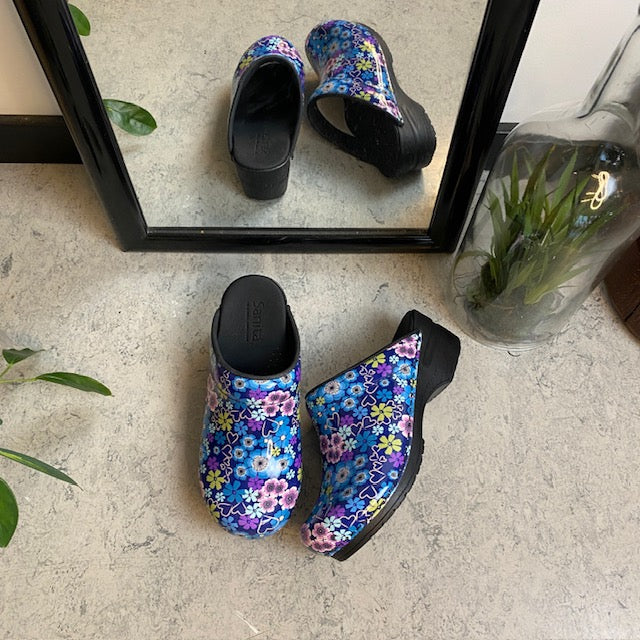 Sanita tøffel-træsko med blå og lilla blomster