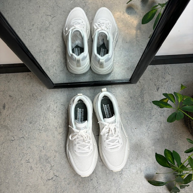 Åndbar hvid MaxCushioning sko fra Skechers