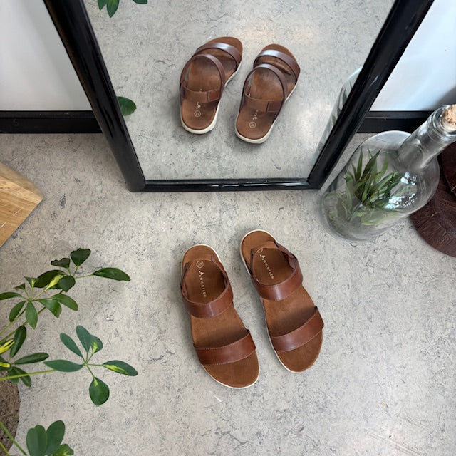 Brun Whistler sandal med svangstøtte og elastisk hælrem