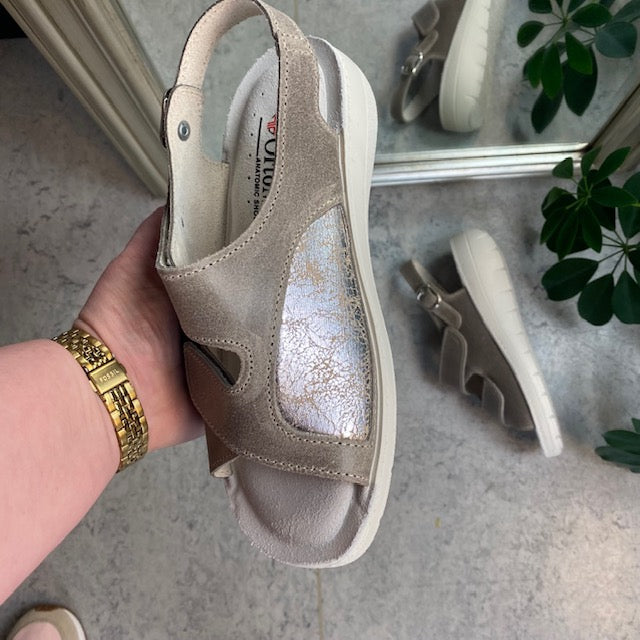 Bred ortopædisk sandal i beige med velcro og ekstra plads til knyster