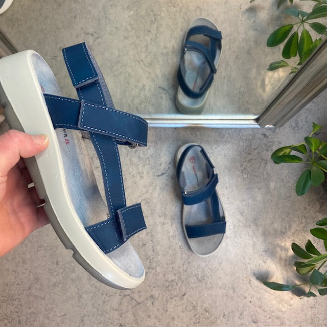 Blå skindsandal med tre justerbare remme og svangstøtte