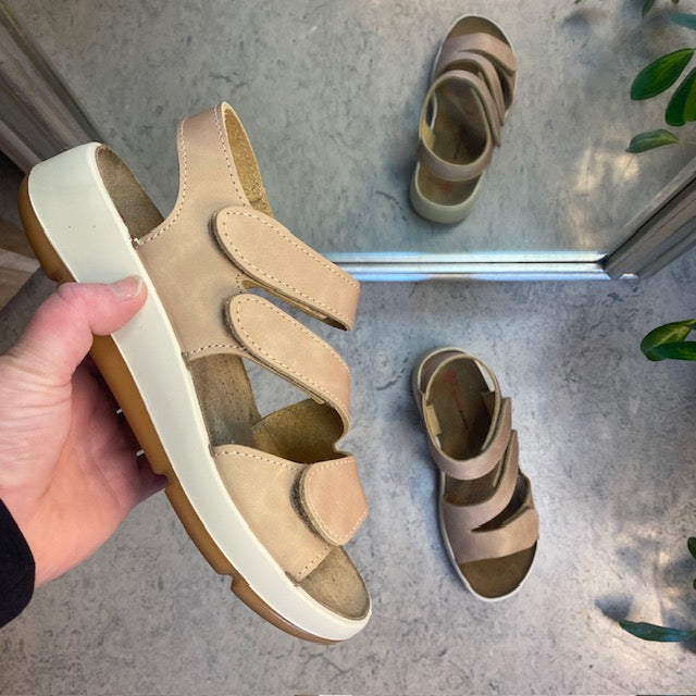 Elegant beige skindsandal med justerbare remme