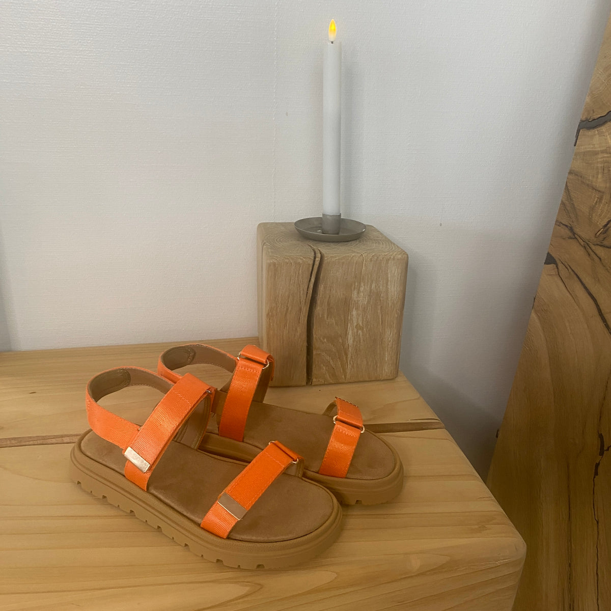 Orange sandal med justerbare remme & komfortabel sål