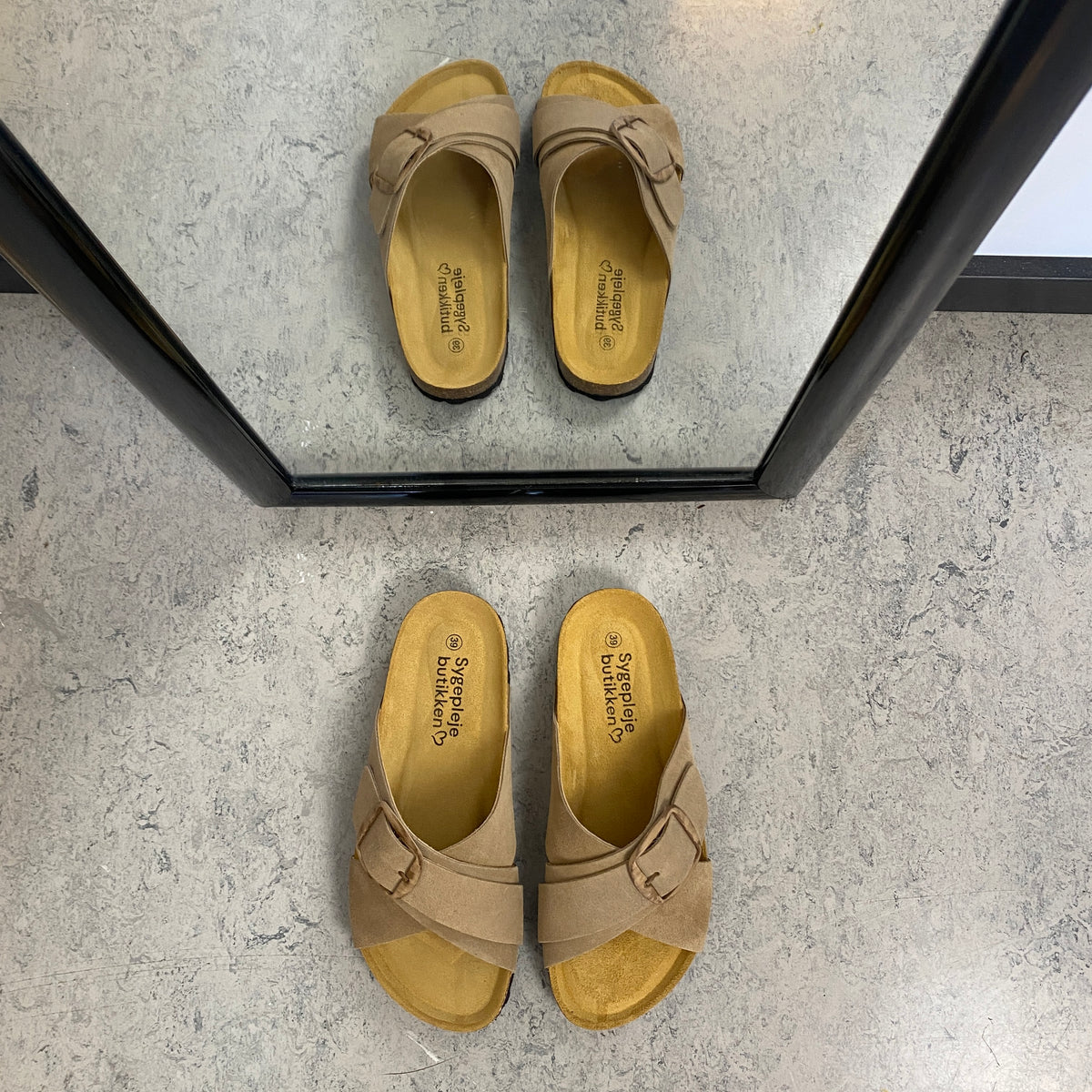Lys brun slip on sandal i skind med dobbelt rem