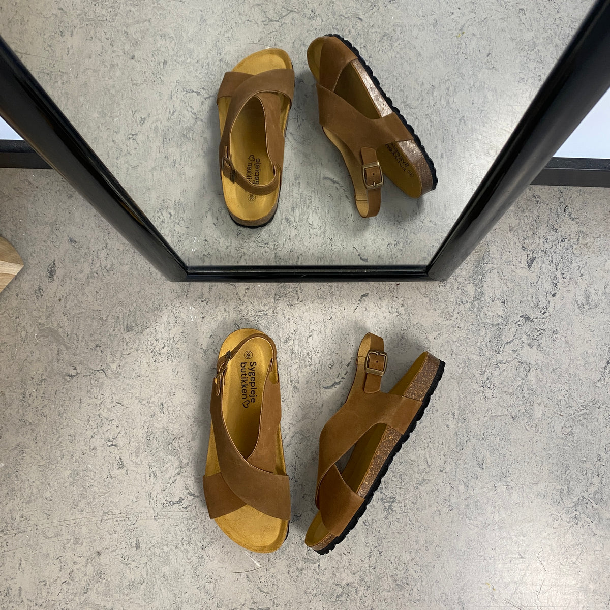 Serraje Roble – brun sandal med krydsremme & bagrem