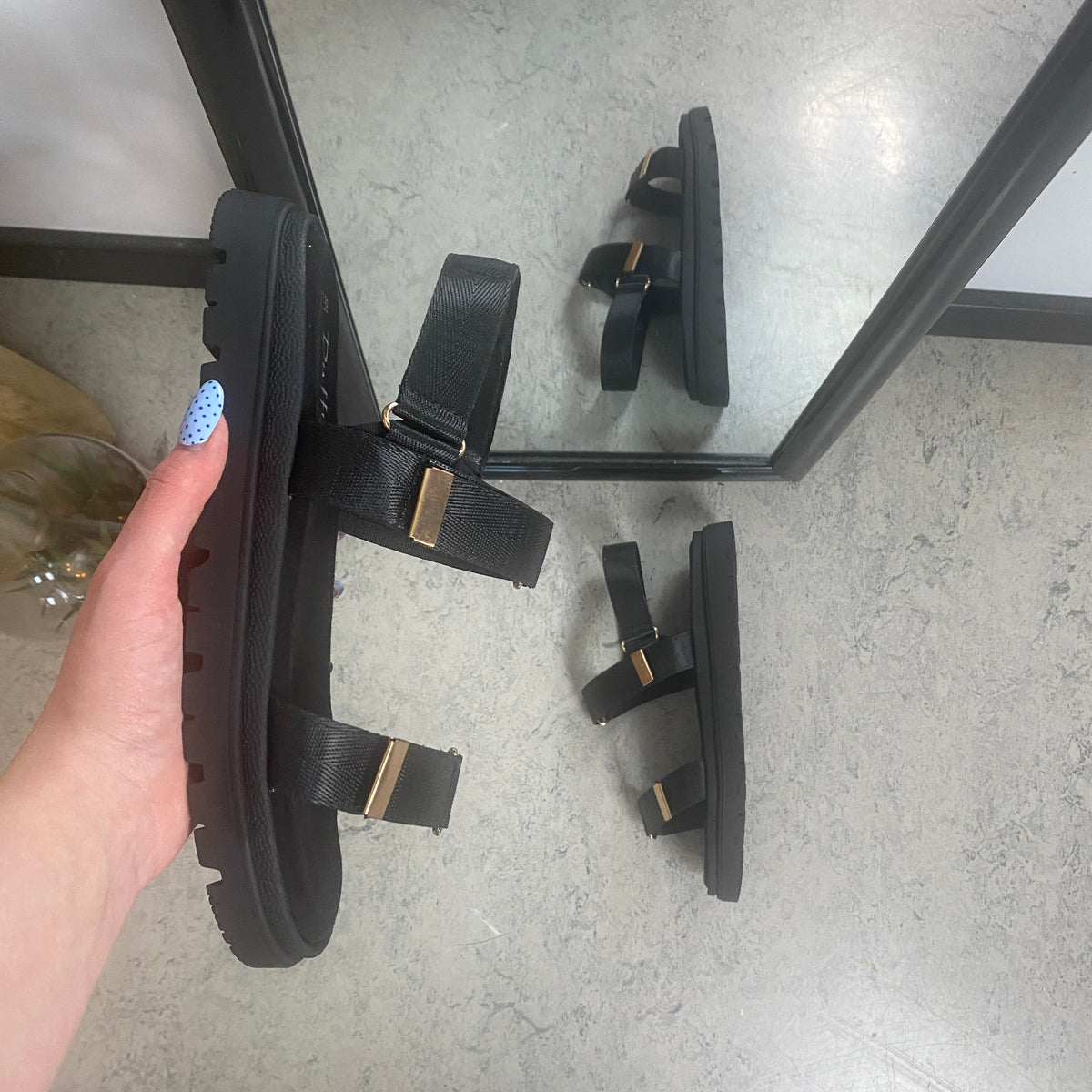 Sort sandal med justerbare remme & komfortabel sål