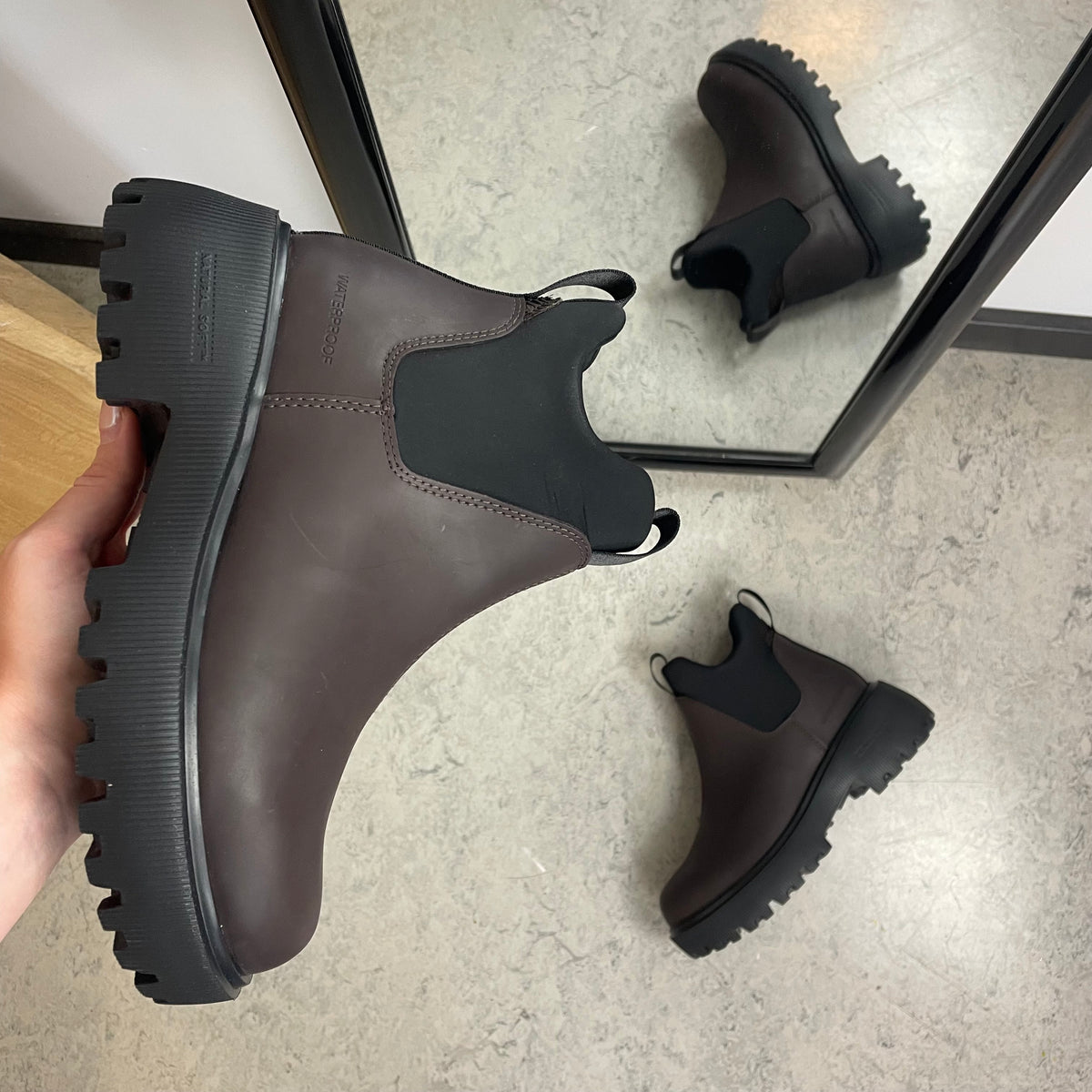 Brun WODEN Isabella Waterproof – gummistøvle med stødabsorberende komfort