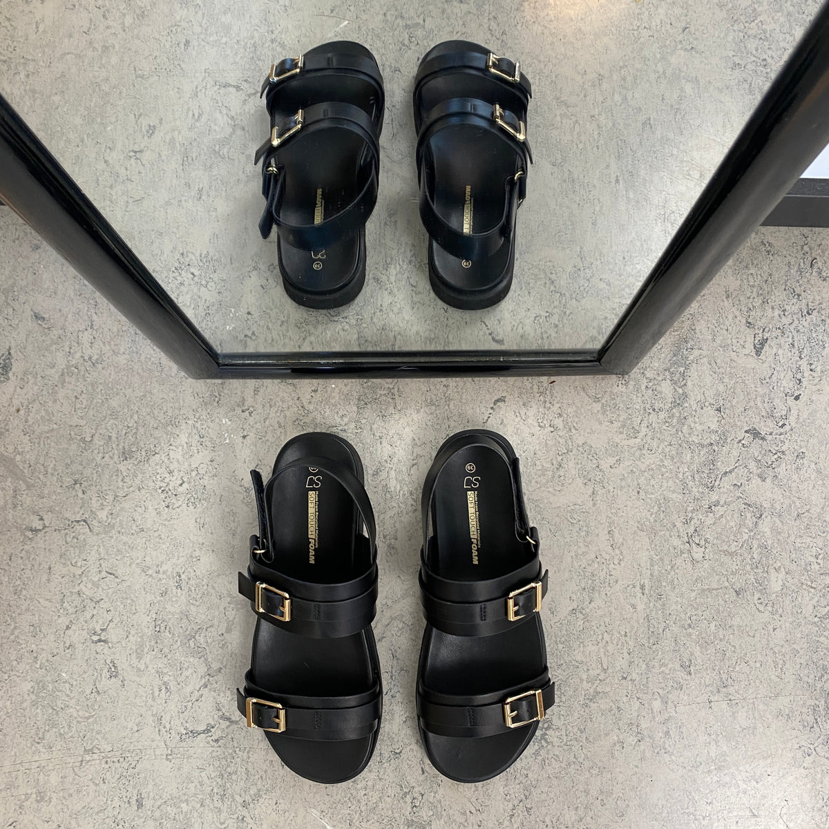 Sort sandal med spænder og hælrem – klassisk model