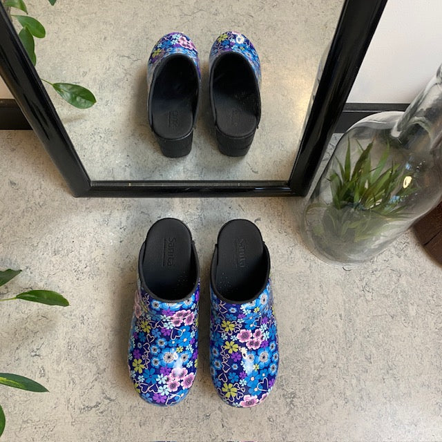 Sanita tøffel-træsko med blå og lilla blomster