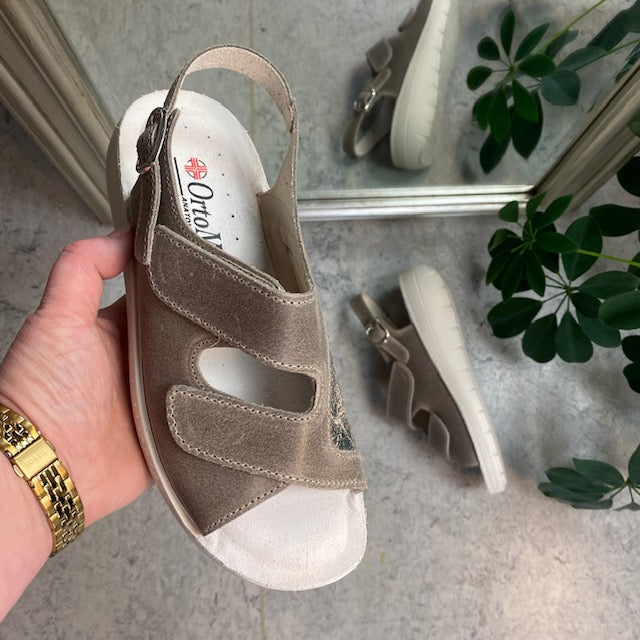 Bred ortopædisk sandal i beige med velcro og ekstra plads til knyster