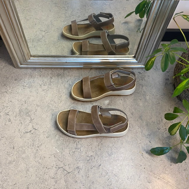Brun skindsandal med tre justerbare remme og svangstøtte