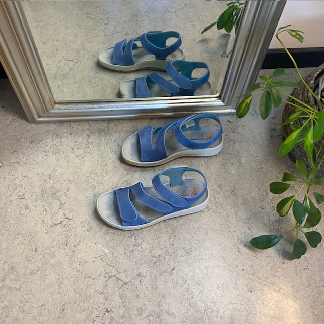 Elegant blå skindsandal med justerbare remme