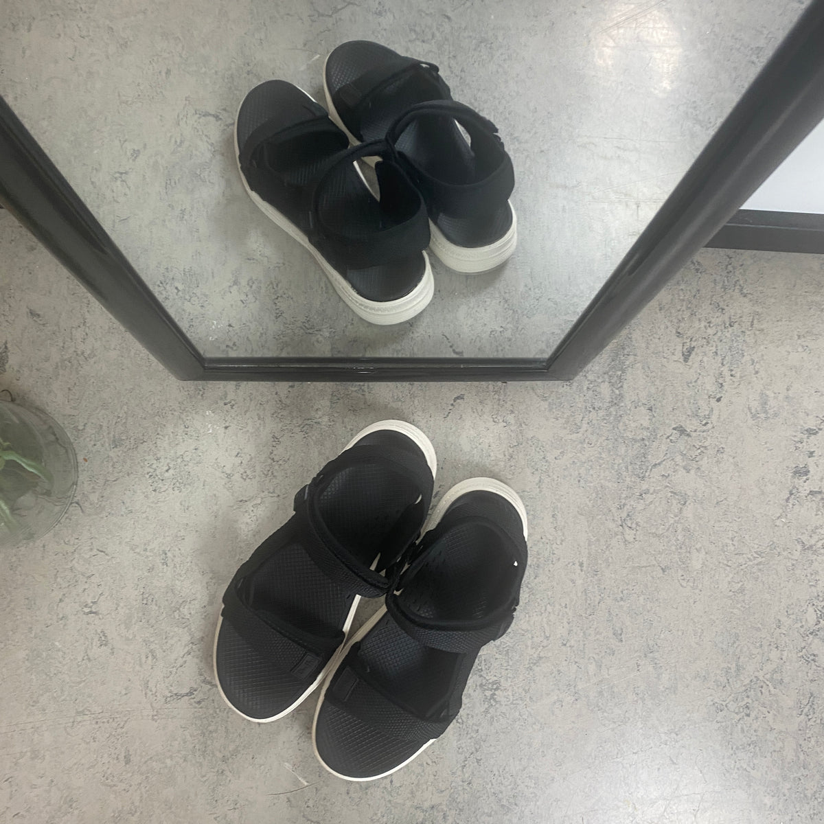 Sort komfortabel sandal med justerbare remme & let stødabsorbering