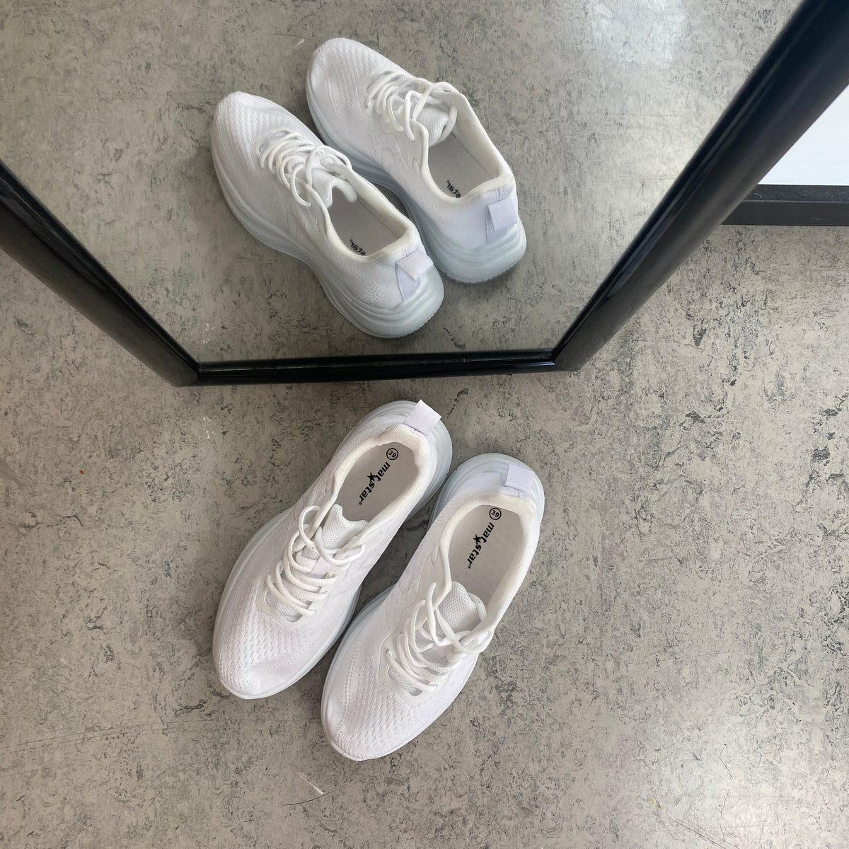 Hvid letvægts sneaker med stødabsorbering & åndbart mesh