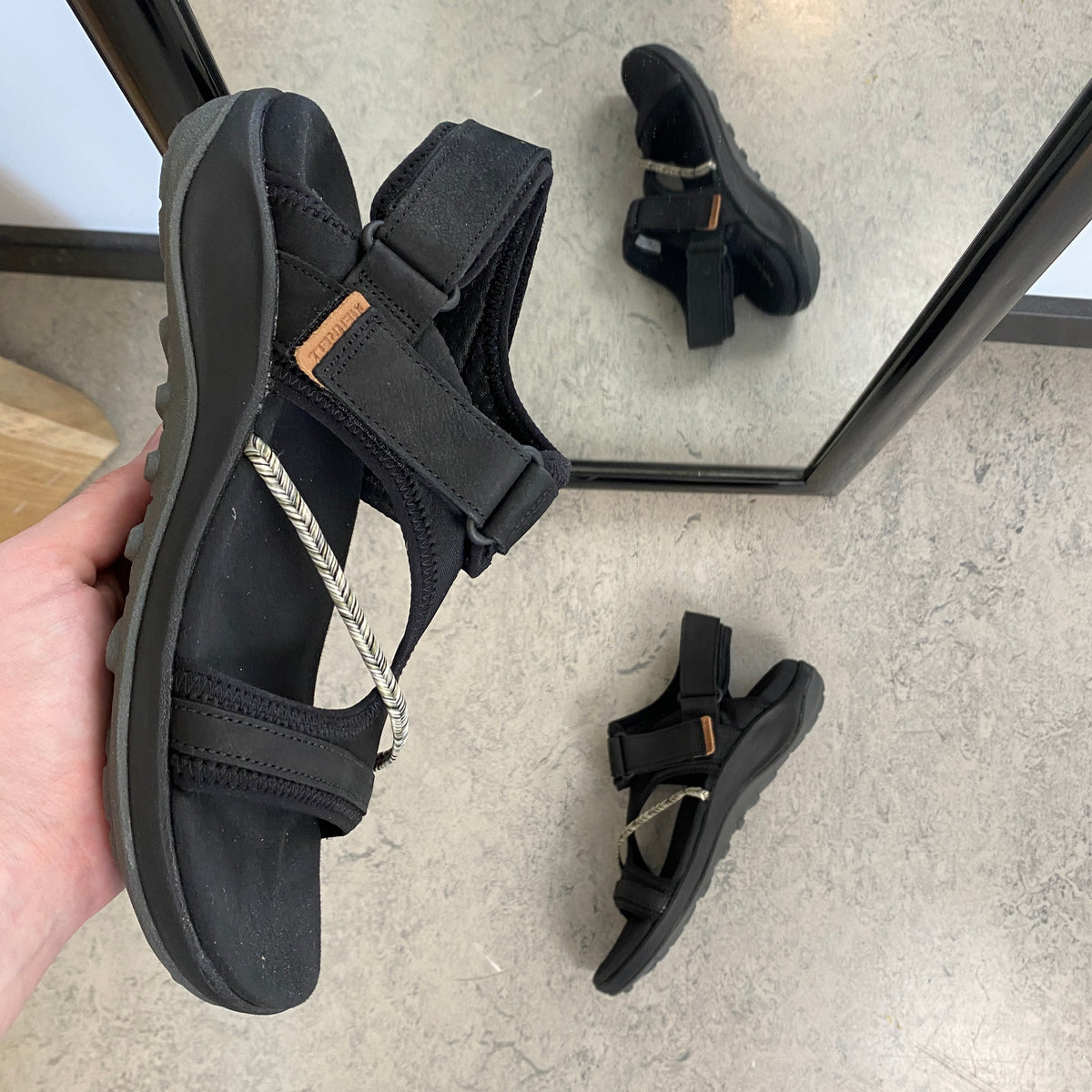 Sort Merrell sandal – komfortabel sandal med justerbar pasform