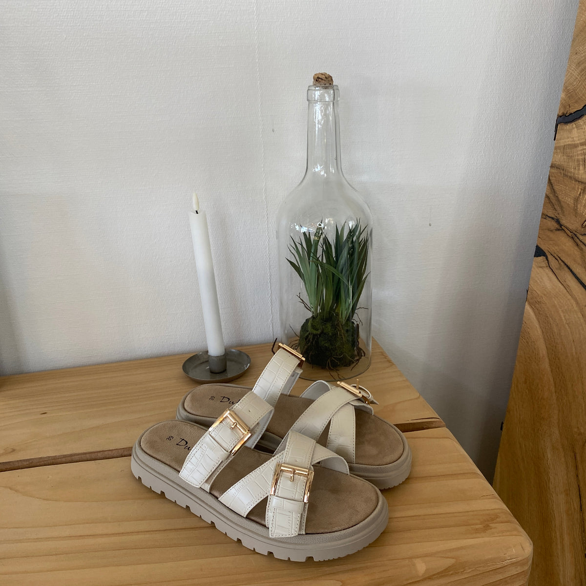 Beige komfortabel sandal med justerbare remme & stabil sål