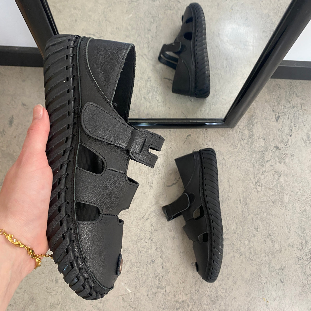 Sort komfort sandal med lukket tå & fleksibel sål