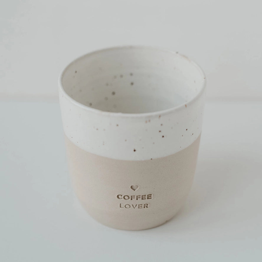 Håndlavet keramik krus uden hank – med indgraveret tekst Coffee Lover